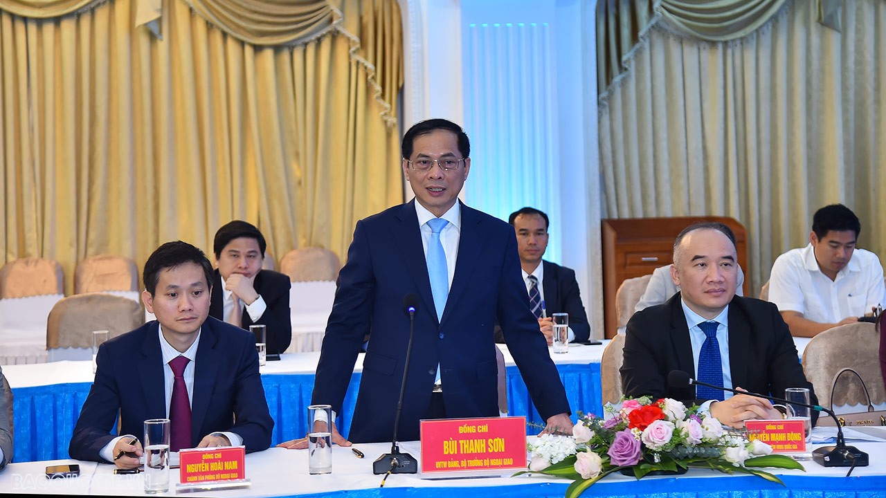 Bộ trưởng Ngoại giao Bùi Thanh Sơn thăm và làm việc với Bộ Tư lệnh Hải quân