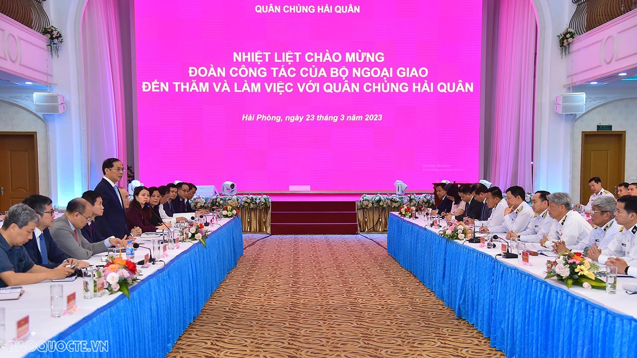 bo truong ngoai giao bui thanh son tham va lam viec voi bo tu lenh hai quan