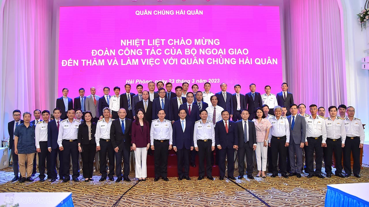 Bộ trưởng Ngoại giao Bùi Thanh Sơn thăm và làm việc với Bộ Tư lệnh Hải quân