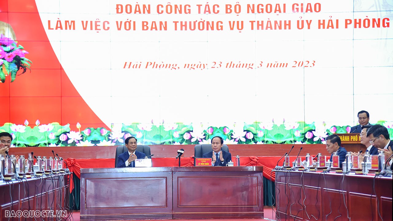 Chiều ngày 23/3, TP Hải Phòng, Ủy viên Trung ương Đảng, Bộ trưởng Ngoại giao Bùi Thanh Sơn dẫn đầu đoàn công tác của Bộ Ngoại giao làm việc với Ban Thường vụ Thành ủy Hải Phòng về công tác hội nhập quốc tế và đối ngoại địa phương. (Ảnh: Tuấn Anh) Chiều ngày 23/3, TP Hải Phòng, Ủy viên Trung ương Đảng, Bộ trưởng Ngoại giao Bùi Thanh Sơn dẫn đầu đoàn công tác của Bộ Ngoại giao làm việc với Ban Thường vụ Thành ủy Hải Phòng về công tác hội nhập quốc tế và đối ngoại địa phương. (Ảnh: Tuấn Anh)