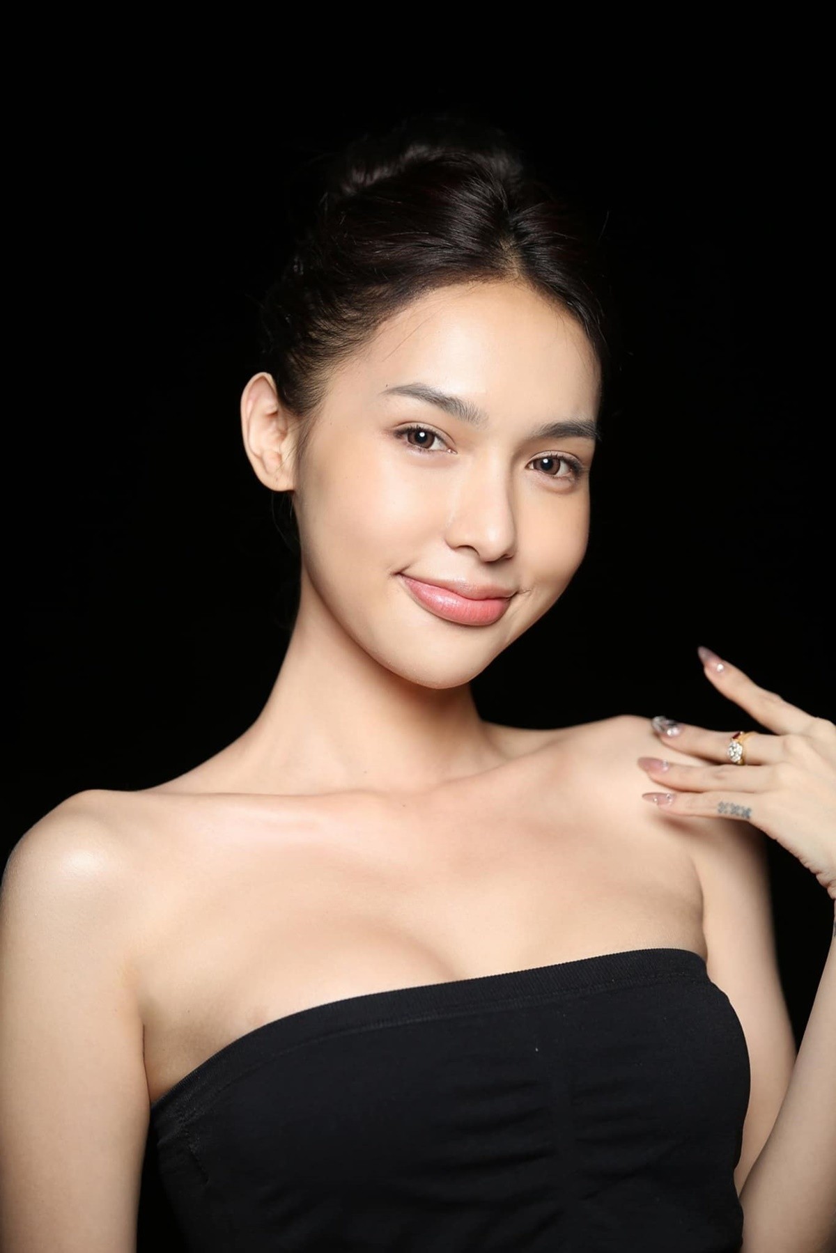 Gương mặt mộc đẹp hoàn hảo, không tỳ vết của thi sinh Hoa hậu Chuyển giới Việt Nam 2023