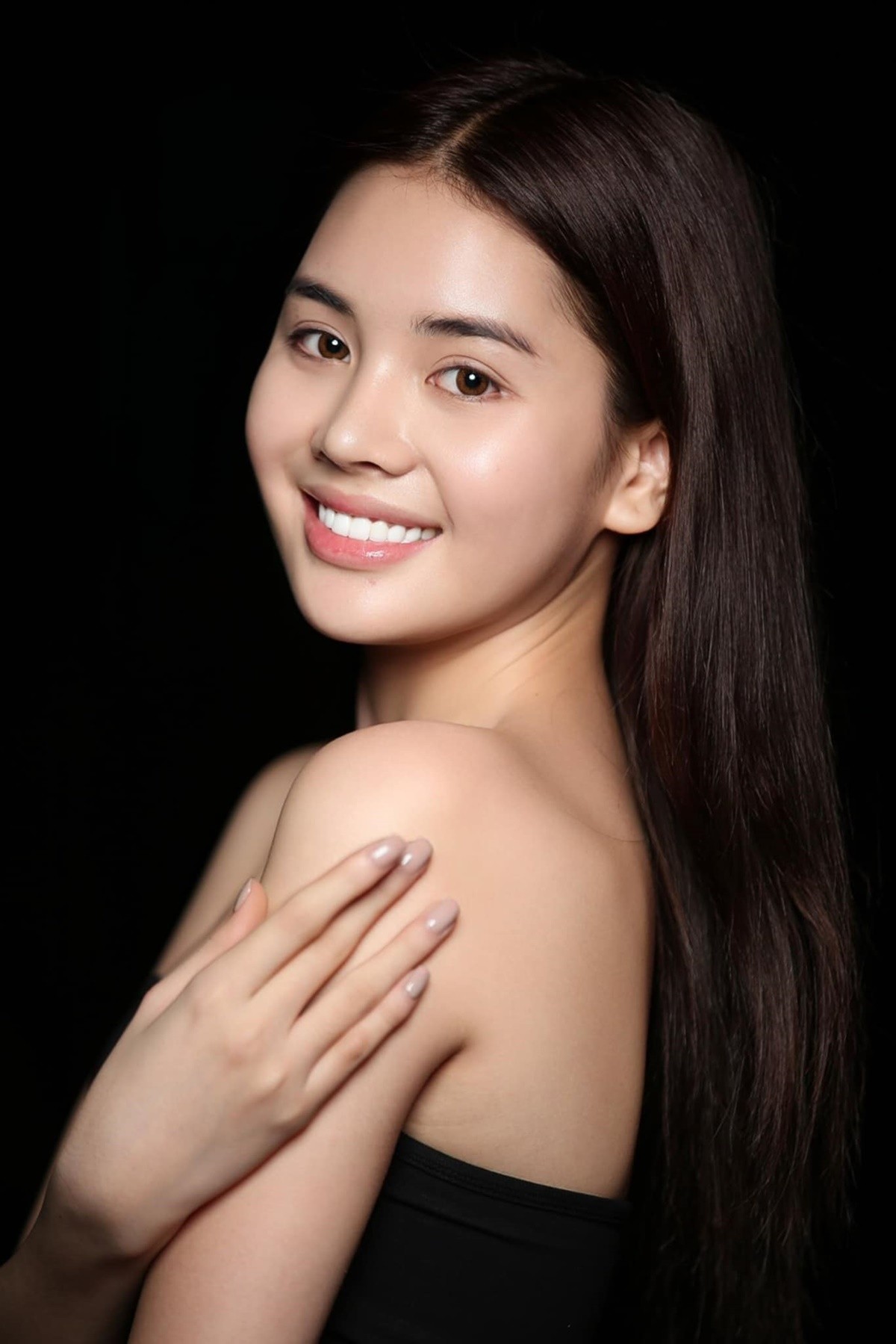 Gương mặt khi không trang điểm của Nguyễn Đan Tiên - thí sinh dự thi Hoa hậu Chuyển giới Việt Nam 2023 được khen nhờ làn da trắng sáng, láng mịn. Cô chỉ sử dụng son dưỡng để môi căng bóng, hồng hào hơn. Thí sinh đội Quỳnh Hoa cao 1,68 m, số đo 84-62-87 cm. Cô sinh năm 1999, là sinh viên trường Trung cấp Văn hóa Thể thao và Du lịch Bắc Giang. Nhiều khán giả dự đoán Đan Tiên rộng đường tiến vào top 3 chung cuộc.