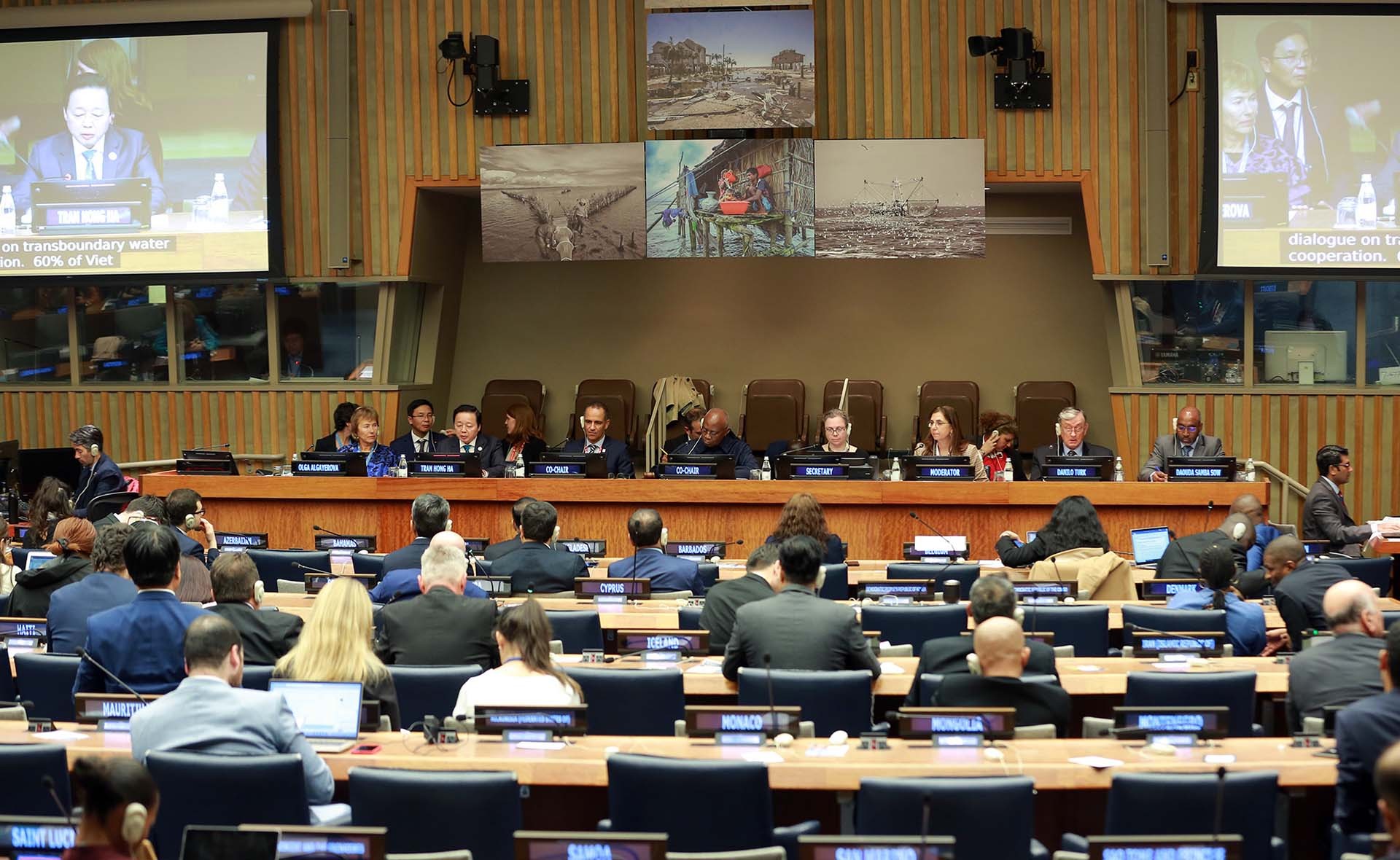 Phó Thủ tướng Trần Hồng Hà tham dự với tư cách diễn giả chính tại phiên đối thoại về hợp tác nước. (Nguồn: VGP) Phó Thủ tướng Trần Hồng Hà tham dự với tư cách diễn giả chính tại phiên đối thoại về hợp tác nước. (Nguồn: VGP)