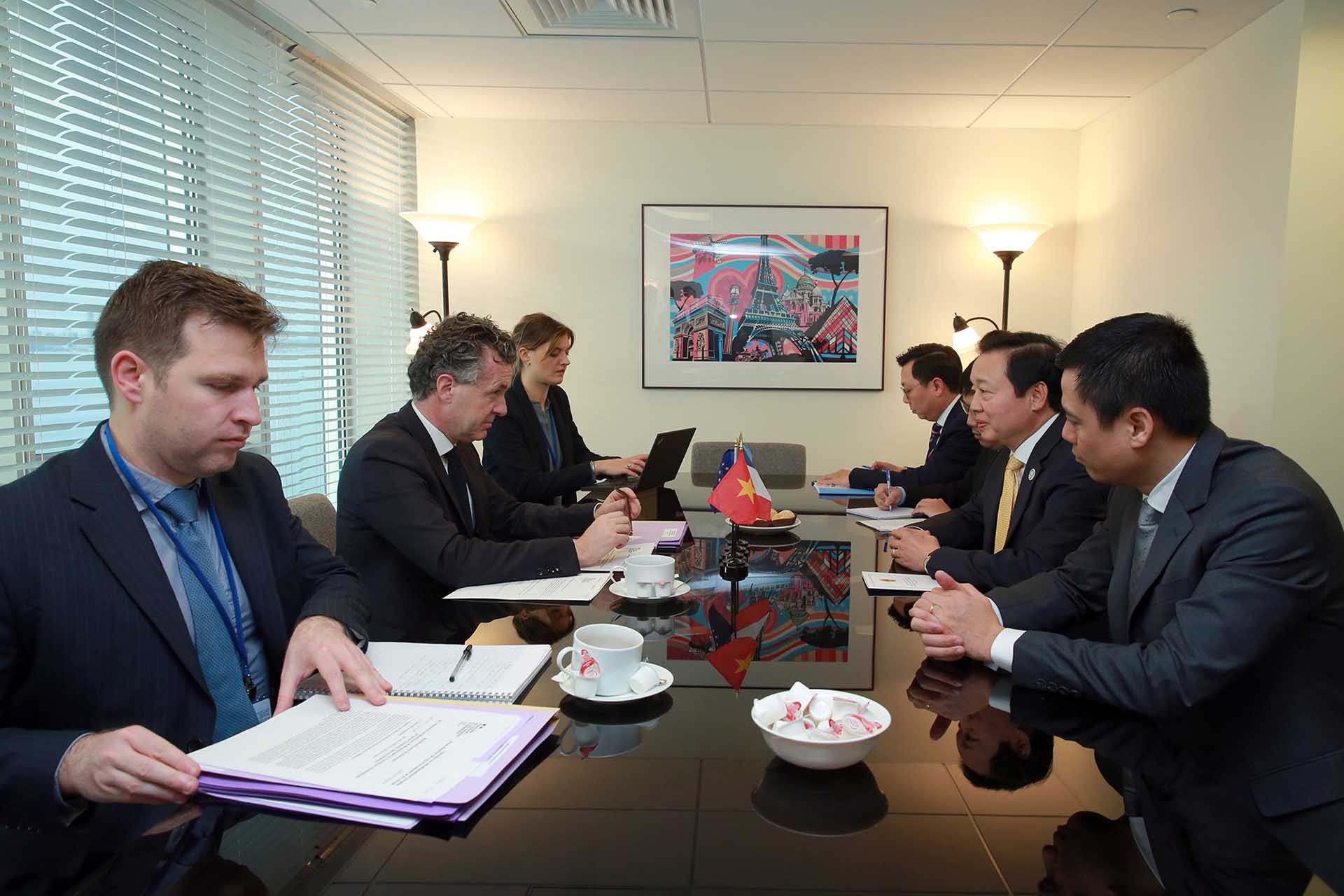 Phó Thủ tướng Trần Hồng Hà gặp Bộ trưởng Chuyển đổi sinh thái Pháp Christophe Béchu. (Nguồn: VGP) Phó Thủ tướng Trần Hồng Hà gặp Bộ trưởng Chuyển đổi sinh thái Pháp Christophe Béchu. (Nguồn: VGP)