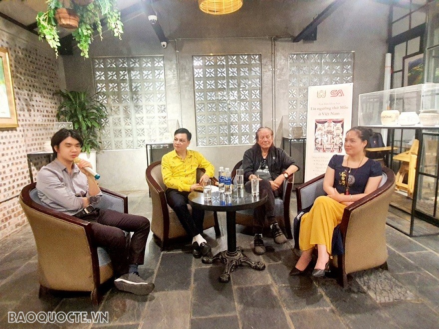 Tọa đàm khoa học 'Tín ngưỡng thờ Mẫu ở Việt Nam'.  Hình ảnh MC giới thiếu các diễn giả (T-P): 