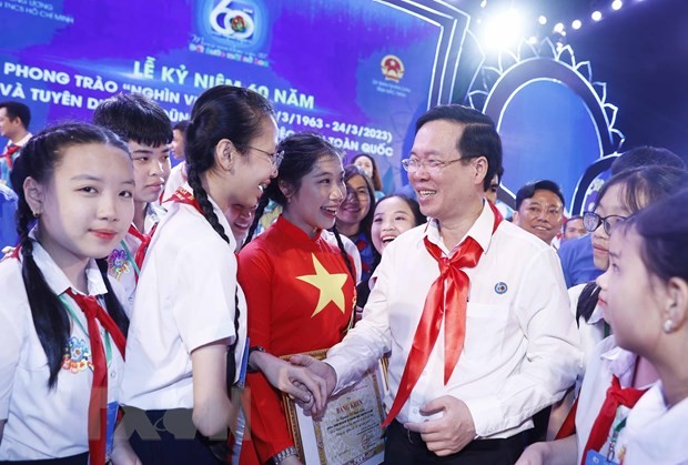 Chủ tịch nước Võ Văn Thưởng và các 'Dũng sỹ nghìn việc tốt' tại buổi lễ. (Ảnh: Thống Nhất/TTXVN)