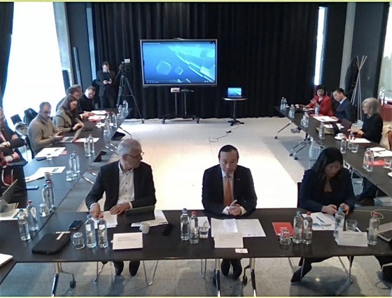 Toàn cảnh Hội thảo xúc tiến thương mại đầu tư tỉnh Bình Định đã diễn ra theo cả hình thức trực tiếp và trực tuyến tại hai đầu cầu tại điểm cầu Bỉ. . (Nguồn: SGGP)