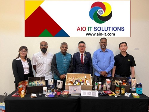 Đại diện các doanh nghiệp tại Singapore chụp ảnh lưu niệm cùng ông Hoàng Văn Ngọc tại gian hàng trưng bày sản phẩm.