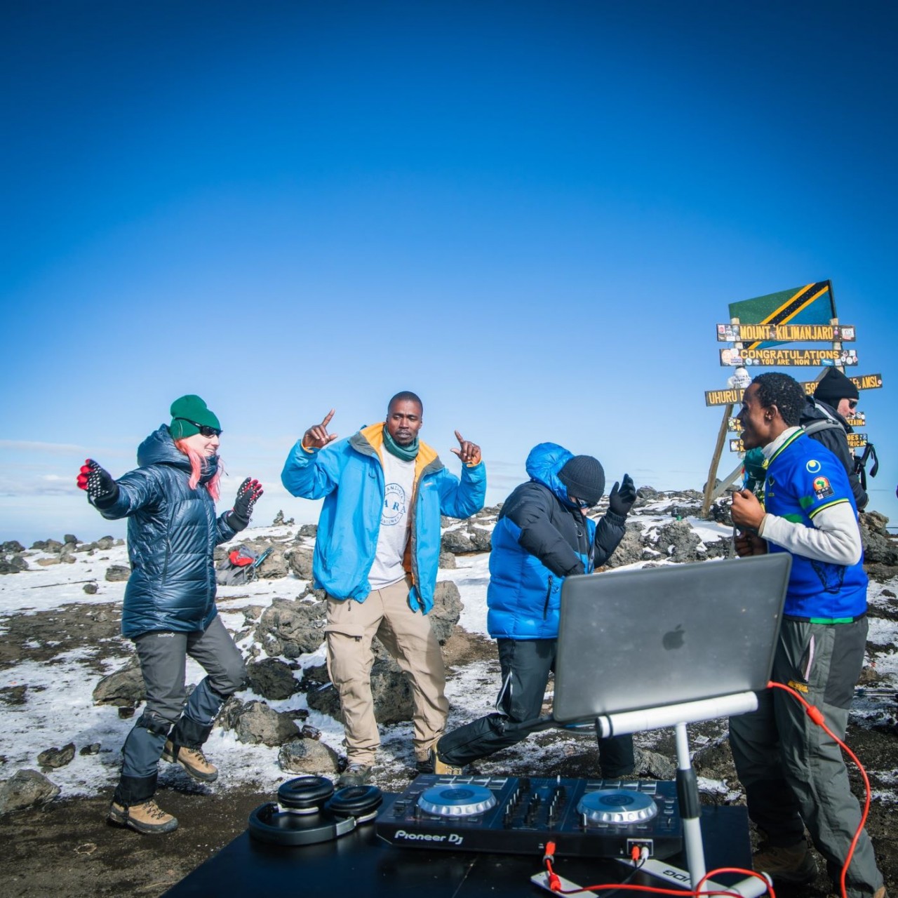 Nghệ sĩ trẻ người Tanzania biểu diễn trên đỉnh núi Kilimanjaro để quảng bá du lịch