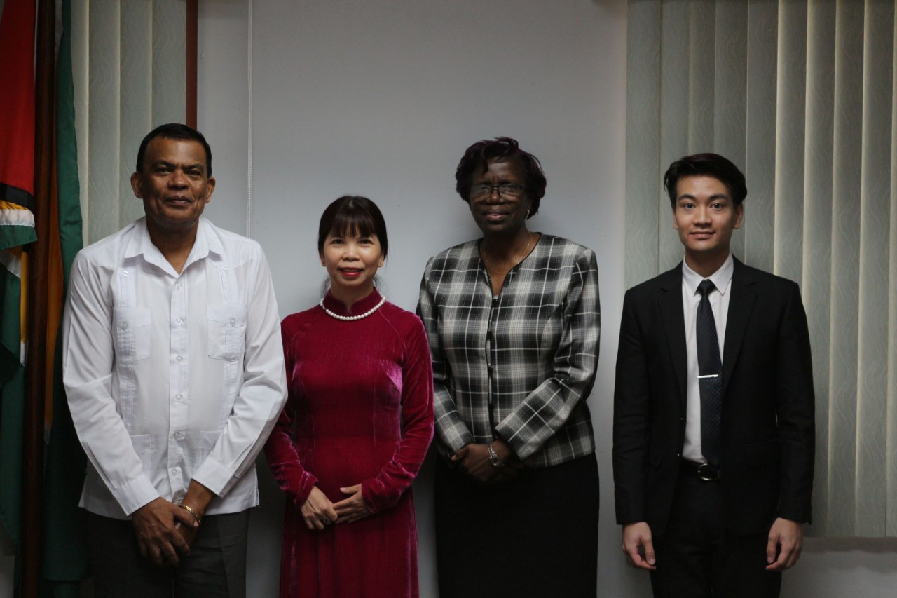 Đại sứ gặp và làm việc với Thứ trưởng thường trực Bộ Nông nghiệp.