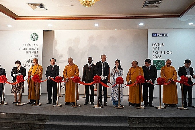 Thưởng lãm 75 bức tranh tôn vinh vẻ đẹp thuần khiết của hoa Sen