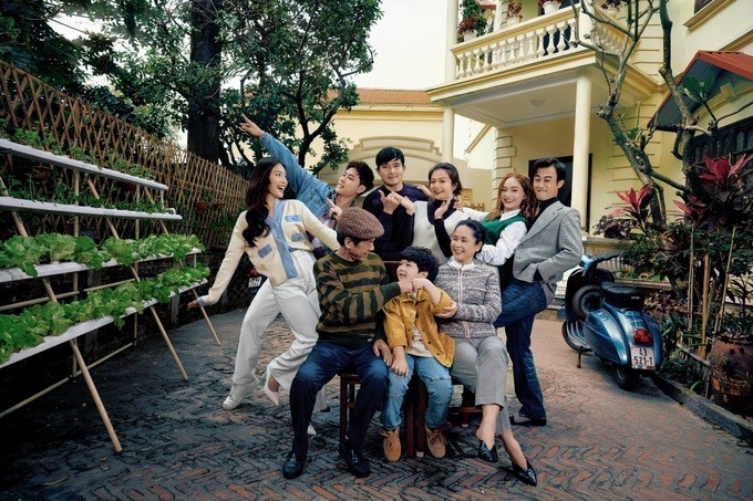 Loạt ảnh hậu trường hài hước và 'lầy lội' của bộ phim 'Gia đình mình vui bất thình lình' Loạt ảnh hậu trường hài hước và 'lầy lội' của bộ phim 'Gia đình mình vui bất thình lình'