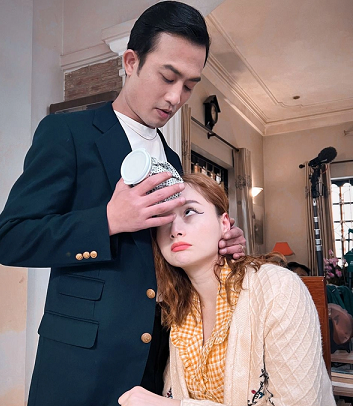 Loạt ảnh hậu trường hài hước và 'lầy lội' của bộ phim 'Gia đình mình vui bất thình lình' Loạt ảnh hậu trường hài hước và 'lầy lội' của bộ phim 'Gia đình mình vui bất thình lình'