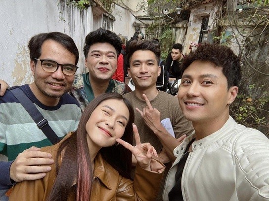 Loạt ảnh hậu trường hài hước và 'lầy lội' của bộ phim 'Gia đình mình vui bất thình lình' Loạt ảnh hậu trường hài hước và 'lầy lội' của bộ phim 'Gia đình mình vui bất thình lình'