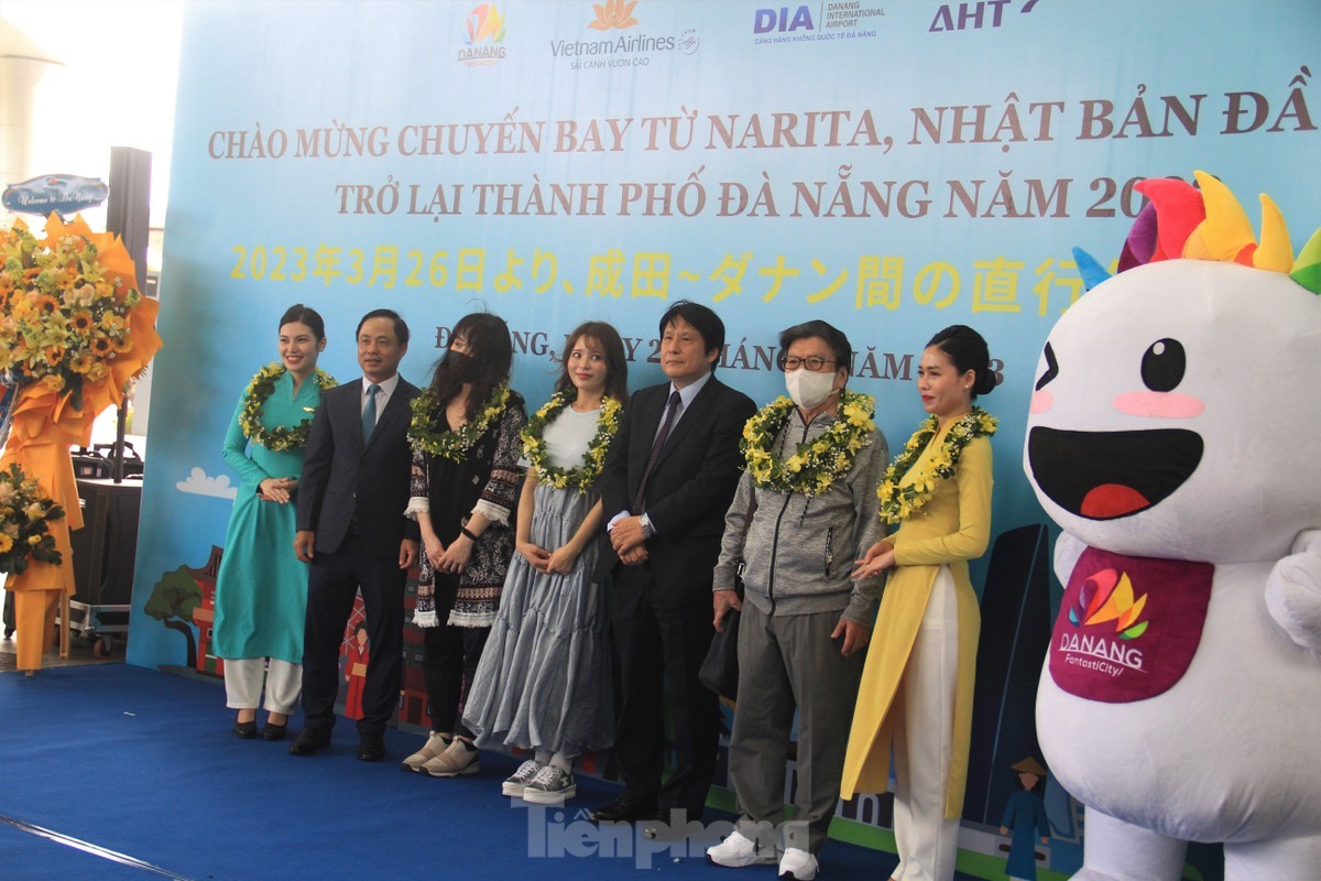 Mở lại đường bay Narita - Đà Nẵng từ chiều nay ảnh 1 Tổng lãnh sự Nhật Bản tại Đà Nẵng, Sở Du lịch cùng các đơn vị liên quan có mặt tại sân bay chào đón, tặng quà cho du khách từ Đường bay Đà Nẵng - Narita (Nhật Bản) được nối lại với tần suất 4 chuyến/tuần Mở lại đường bay Narita - Đà Nẵng từ chiều nay ảnh 1 Tổng lãnh sự Nhật Bản tại Đà Nẵng, Sở Du lịch cùng các đơn vị liên quan có mặt tại sân bay chào đón, tặng quà cho du khách từ Đường bay Đà Nẵng - Narita (Nhật Bản) được nối lại với tần suất 4 chuyến/tuần