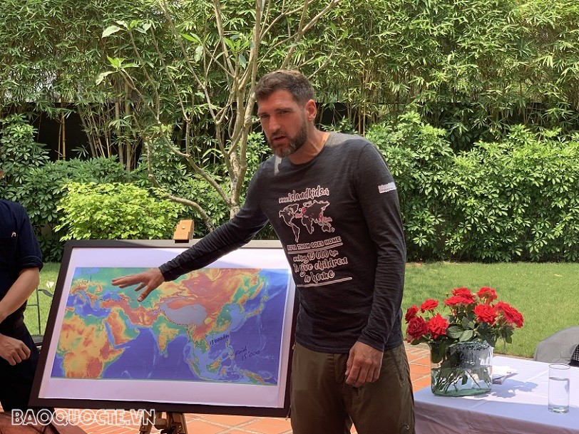 Cảm động tấm chân tình ‘người hùng Thụy Sĩ’ với hành trình hàng vạn dặm gây quỹ cho trẻ em Philippines