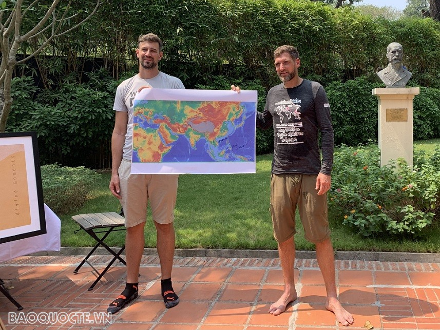 Cảm động tấm chân tình ‘người hùng Thụy Sĩ’ với hành trình hàng vạn dặm gây quỹ cho trẻ em Philippines. (Ảnh: Hạnh Lê)