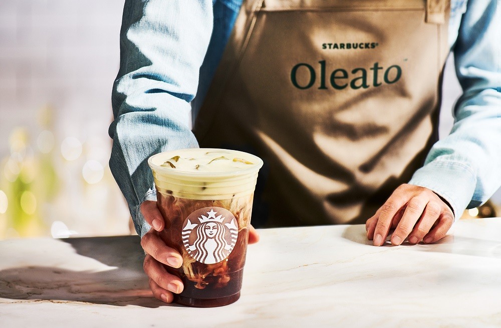 (03.27) Sự xuất hiện của dầu olive trong các ly cà phê của Starbuck đã góp phần khơi dậy sự tò mò của nhiều người về loại dầu này. (Nguồn: Starbucks) (03.27) Sự xuất hiện của dầu olive trong các ly cà phê của Starbuck đã góp phần khơi dậy sự tò mò của nhiều người về loại dầu này. (Nguồn: Starbucks)