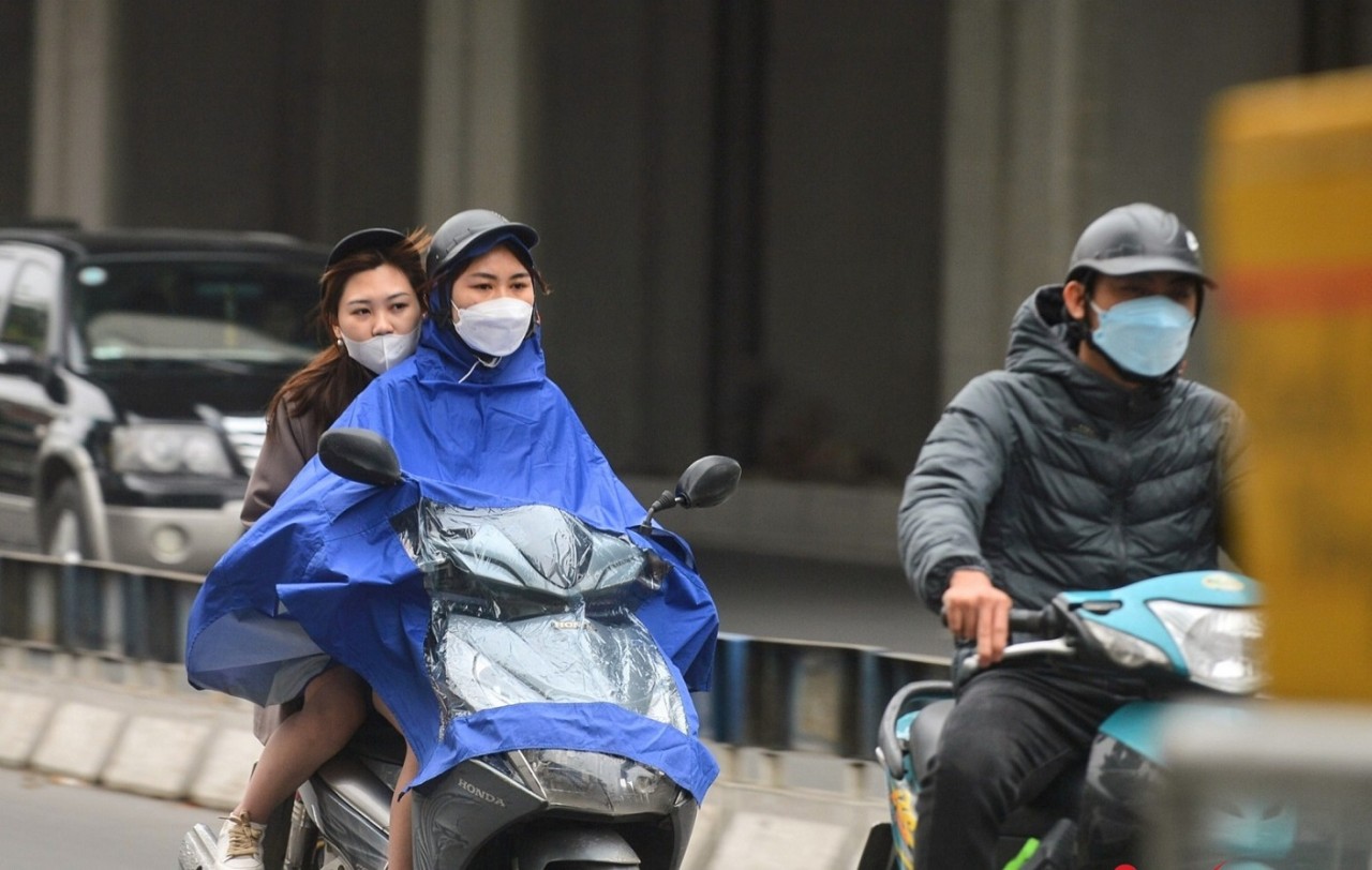 Dự báo thời tiết đêm nay và ngày mai (27-28/3): Hà Nội trời rét, mưa nhỏ rải rác; Tây Bắc, Trung Trung Bộ cục bộ mưa vừa mưa to; phía Nam nắng nóng