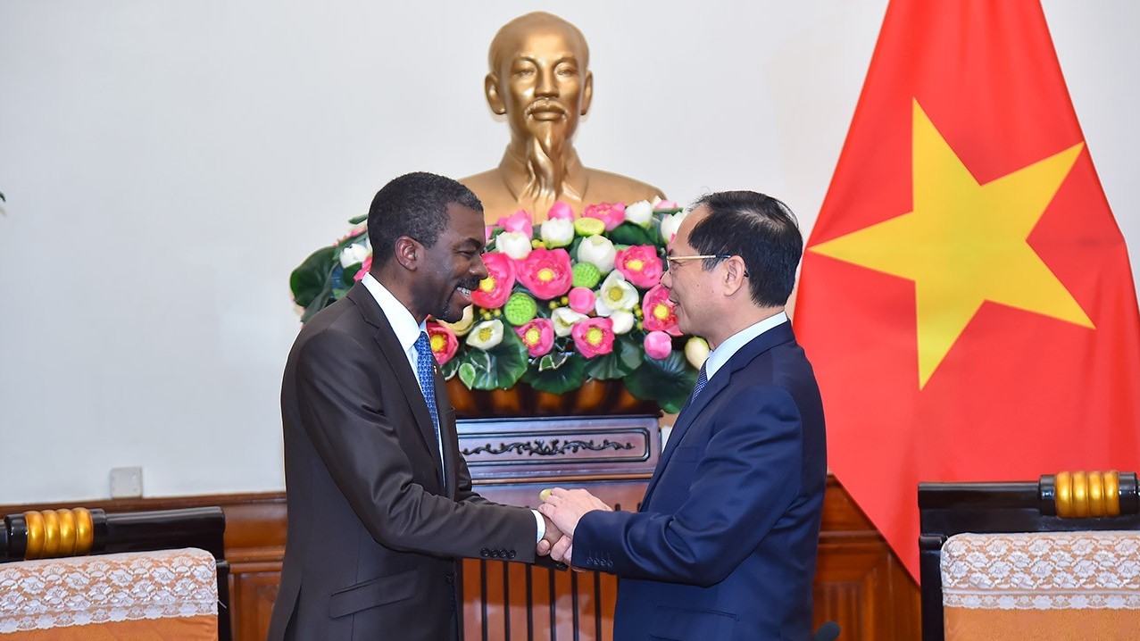 Bộ trưởng Ngoại giao Việt Nam Bùi Thanh Sơn tiếp Giám đốc Trung tâm Di sản thế giới của UNESCO