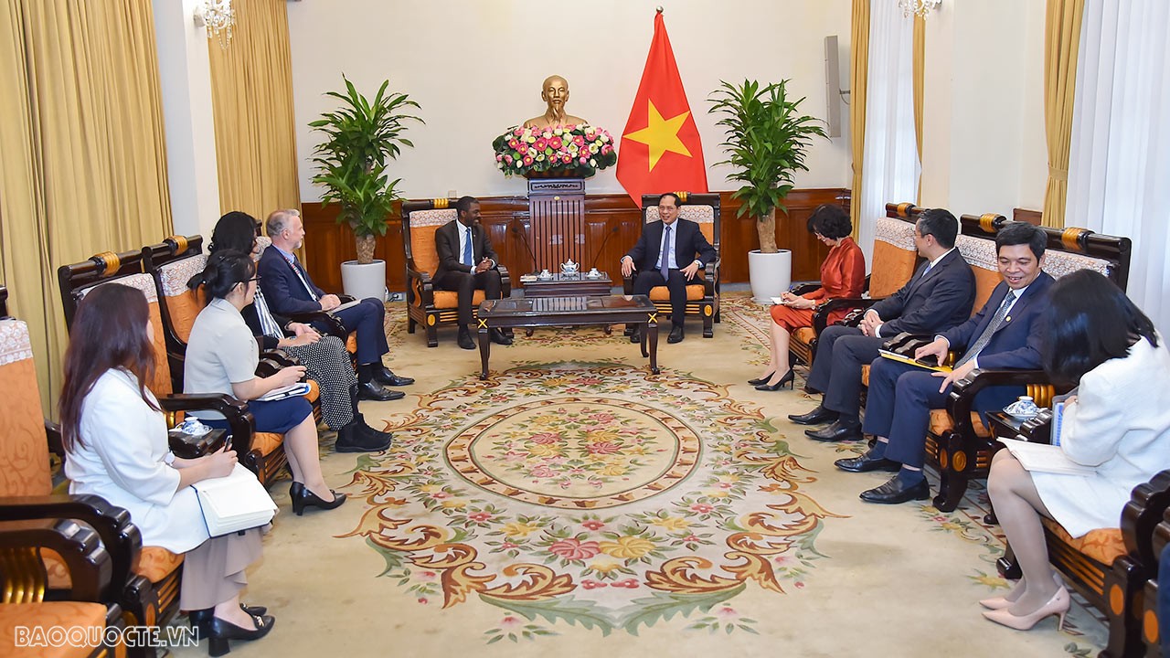 Ngày 27/3/2023, Bộ trưởng Ngoại giao Bùi Thanh Sơn tiếp Giám đốc Trung tâm Di sản Thế giới của UNESCO Lazare Eloundou Assomo. (Ảnh: Tuấn Anh)