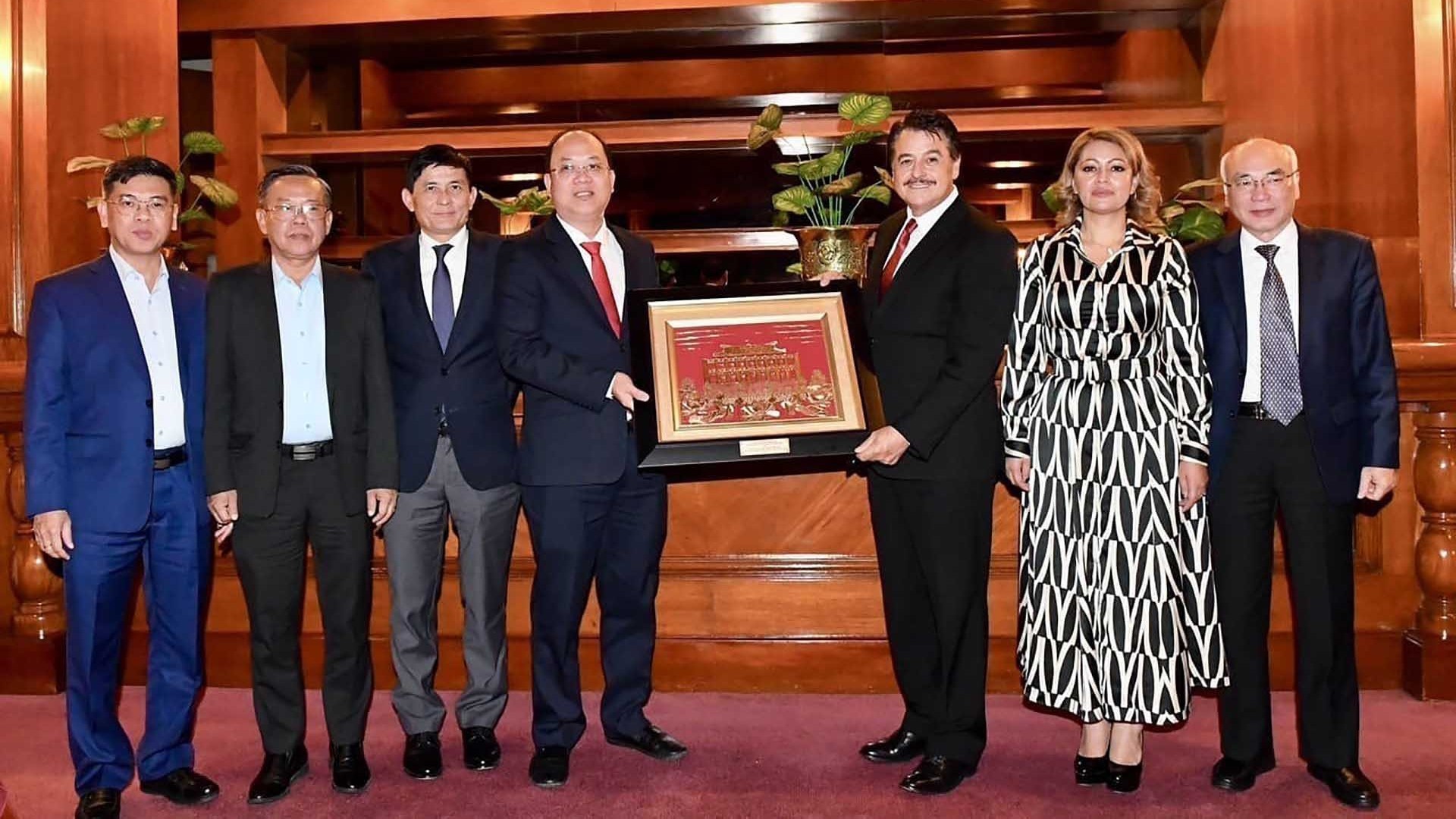 doan dai bieu thanh uy tp ho chi minh tham va lam viec tai mexico