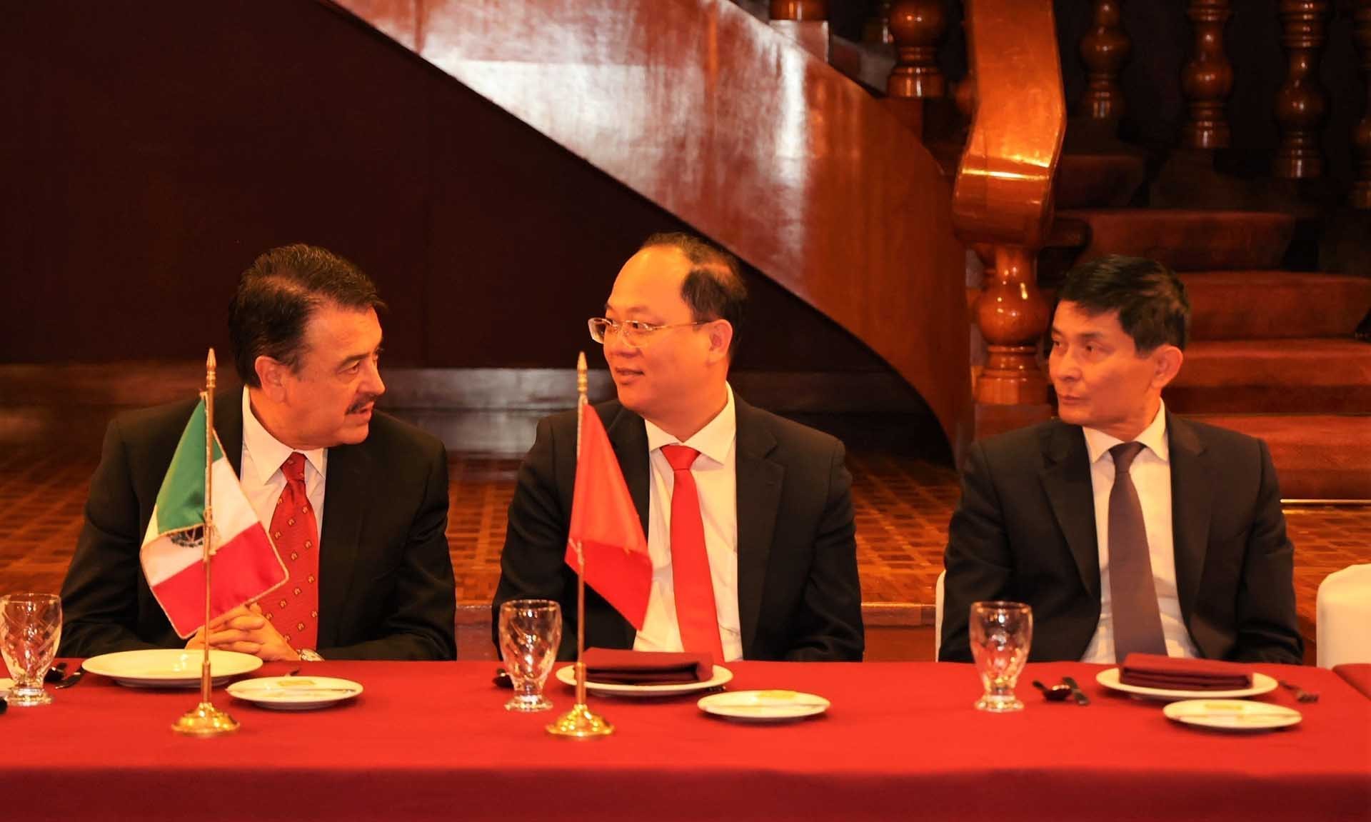 Ủy viên Bộ Chính trị Đảng Lao động, Chủ nhiệm Ủy ban đối ngoại Hạ viện Mexico Alfredo Femat Bañuelos trao đổi với Phó Bí thư Thành ủy Nguyễn Hồ Hải và Đại sứ Việt Nam tại Mexico Nguyễn Hoành Năm. (Nguồn: TTXVN)