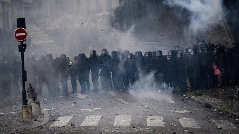 dinh cong o phap tong thong macron chap nhan bat dong nghiep doan doi dep luat cai cach sang mot ben