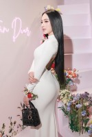 Angela Phương Trinh khoe dáng chuẩn 'đồng hồ cát' sau thời gian miệt mài tập gym