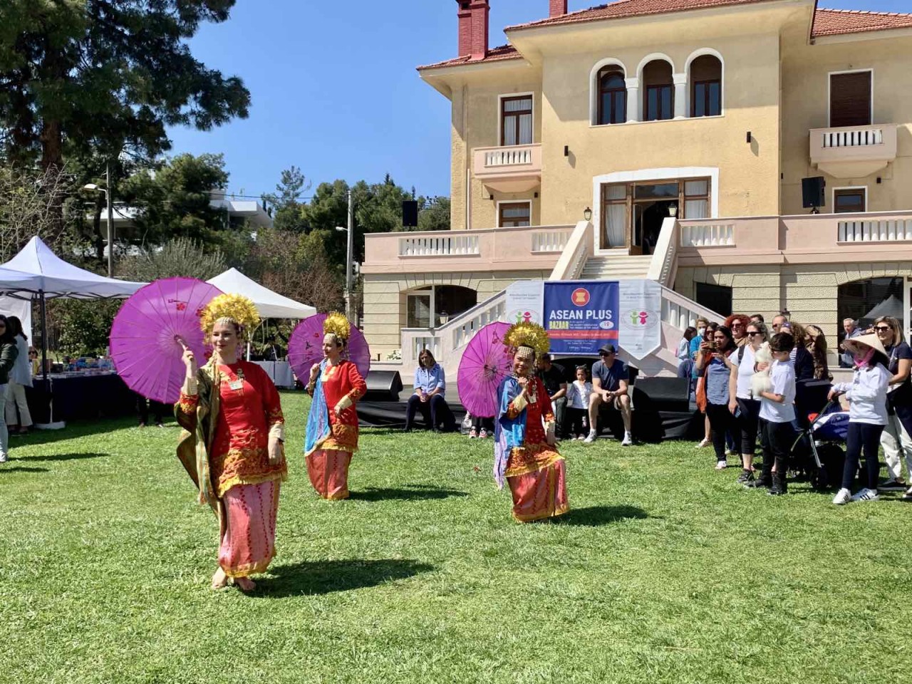 (03.28) Hội chợ cũng chứng kiến nhiều tiết mục văn nghệ sôi động từ các cơ quan đại diện ASEAN - Ảnh: Tiết mục Múa ô của Đại sứ quán Thái Lan tại Hy Lạp.