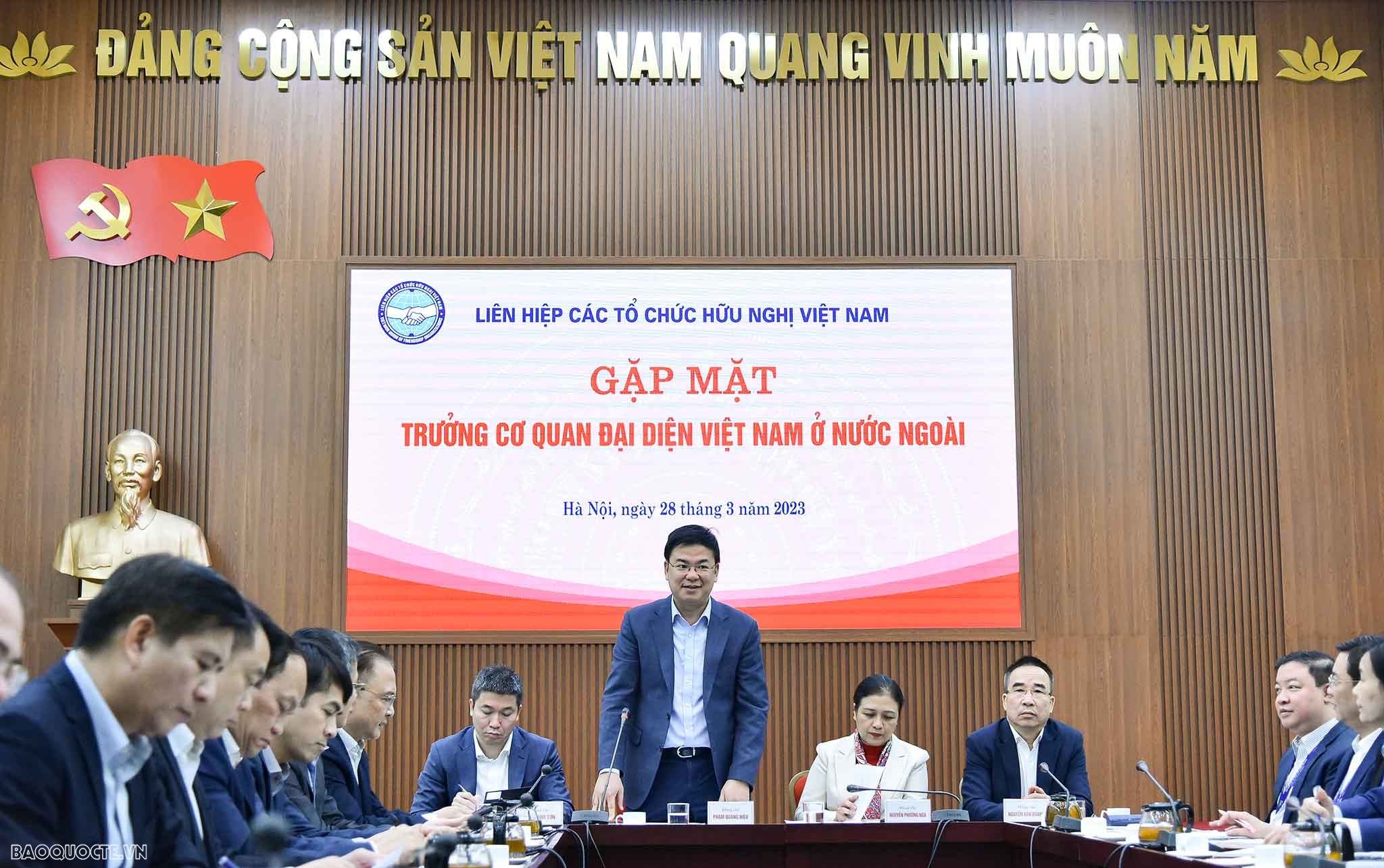 thay mặt đoàn các Đại sứ, Trưởng Cơ quan đại diện Việt Nam ở nước ngoài, Thứ trưởng Bộ Ngoại giao Phạm Quang Hiệu cảm ơn lãnh đạo Liên hiệp các tổ chức hữu nghị Việt Nam đã dành thời gian tiếp đoàn. thay mặt đoàn các Đại sứ, Trưởng Cơ quan đại diện Việt Nam ở nước ngoài, Thứ trưởng Bộ Ngoại giao Phạm Quang Hiệu cảm ơn lãnh đạo Liên hiệp các tổ chức hữu nghị Việt Nam đã dành thời gian tiếp đoàn.