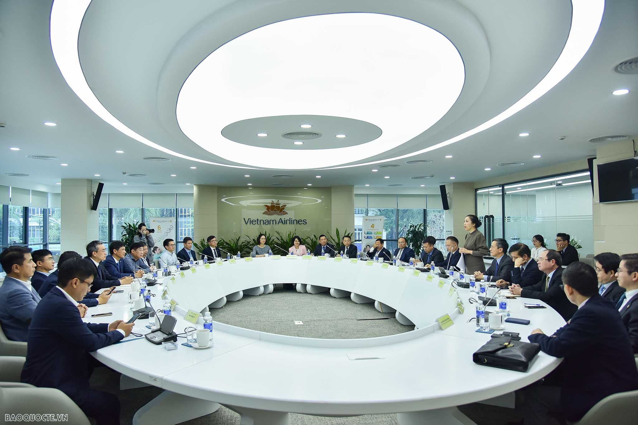 Đoàn Trưởng Cơ quan đại diện Việt Nam ở nước ngoài nhiệm kỳ 2023-2026 làm việc với Vietnam Airlines Đoàn Trưởng Cơ quan đại diện Việt Nam ở nước ngoài nhiệm kỳ 2023-2026 làm việc với Vietnam Airlines