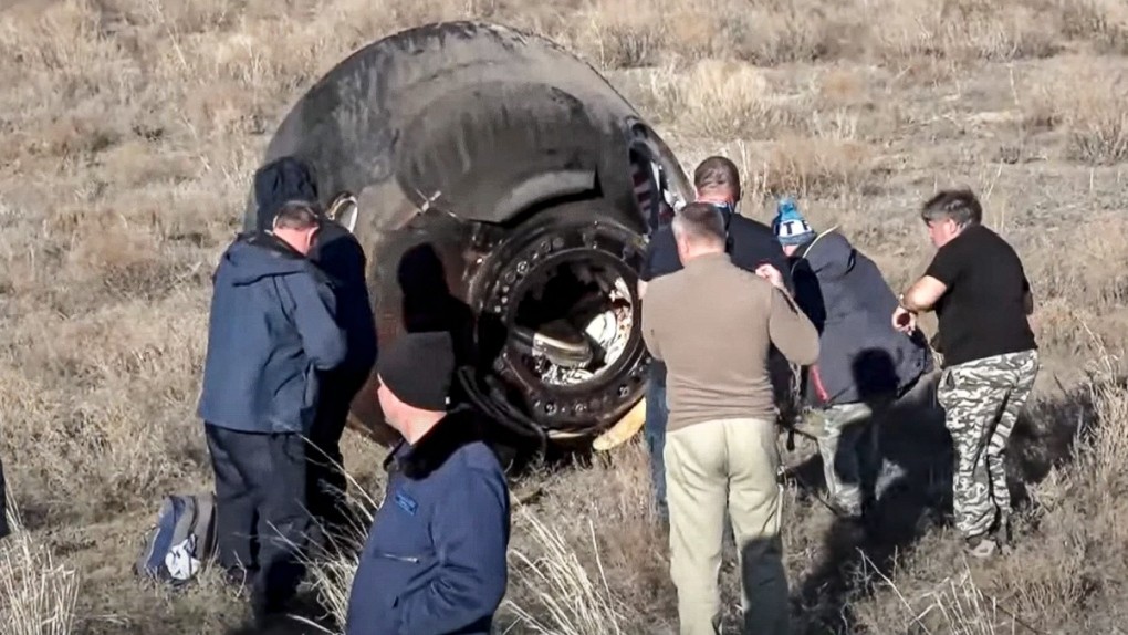 Hình ảnh truyền dẫn trực tiếp từ Cơ quan Vũ trụ Liên bang Nga (Roscosmos) cho thấy tàu hạ cánh lúc 17h46 ngày 28/3, giờ địa phương  (18h46 giờ Việt Nam) gần thị trấn Zhezkazgan của Kazakhstan. Tàu mang theo 218 kg hàng hóa, là kết quả thí nghiệm khoa học trên ISS. (Nguồn: AP)