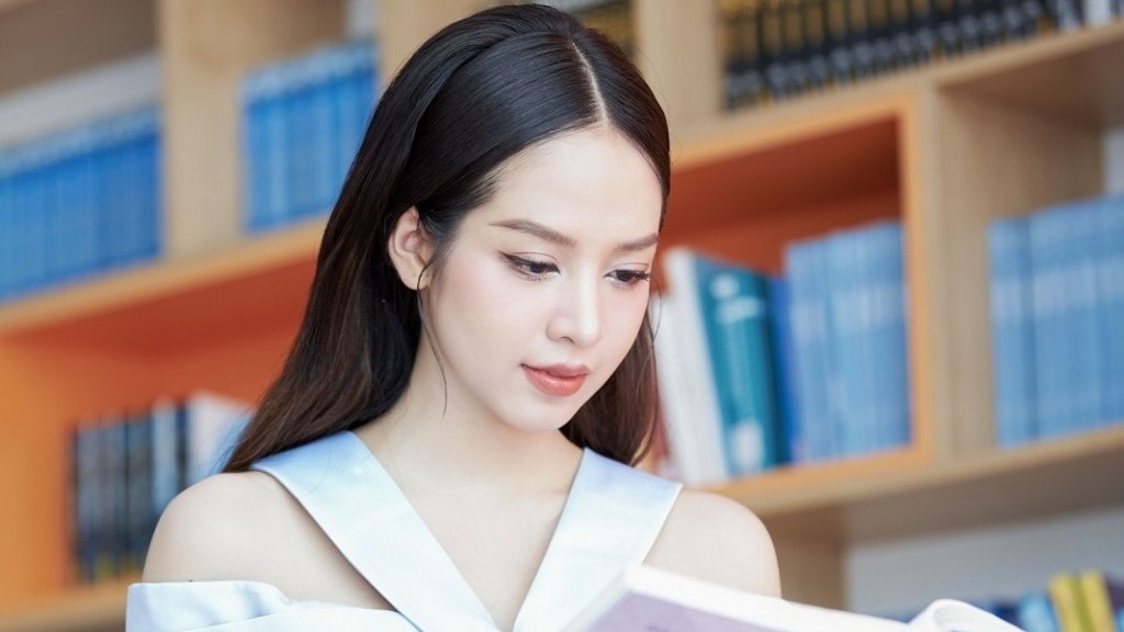 Hoa hậu Thanh Thủy livestream thừa nhận phẫu thuật thẩm mỹ