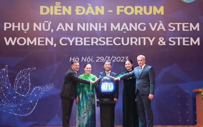 Thúc đẩy phụ nữ tham gia các lĩnh vực STEM và hiểu biết về an ninh mạng Thúc đẩy phụ nữ tham gia các lĩnh vực STEM và hiểu biết về an ninh mạng