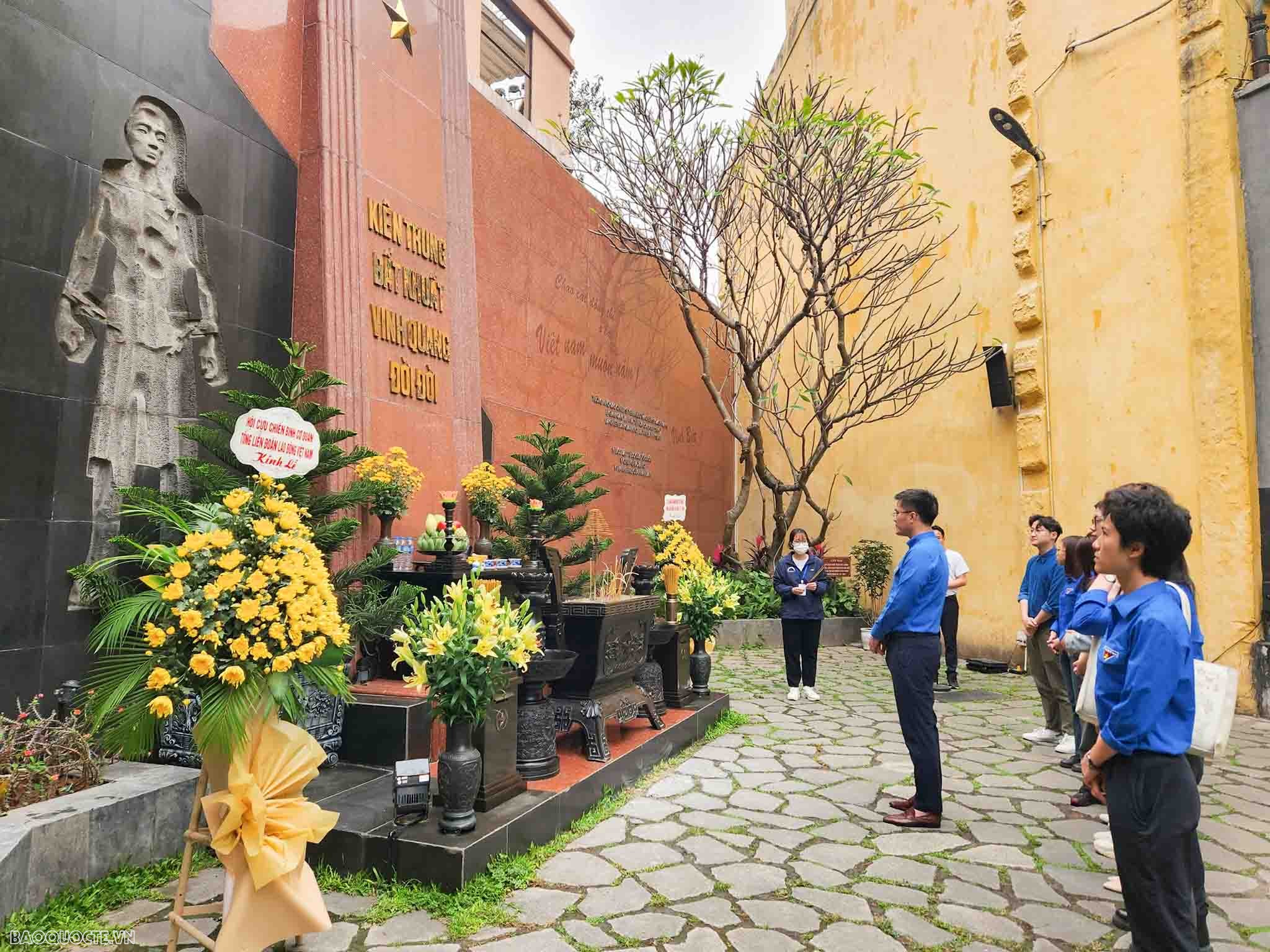 Thanh niên ngoại giao và xúc cảm trong chuyến đi thăm Nhà tù Hoả Lò