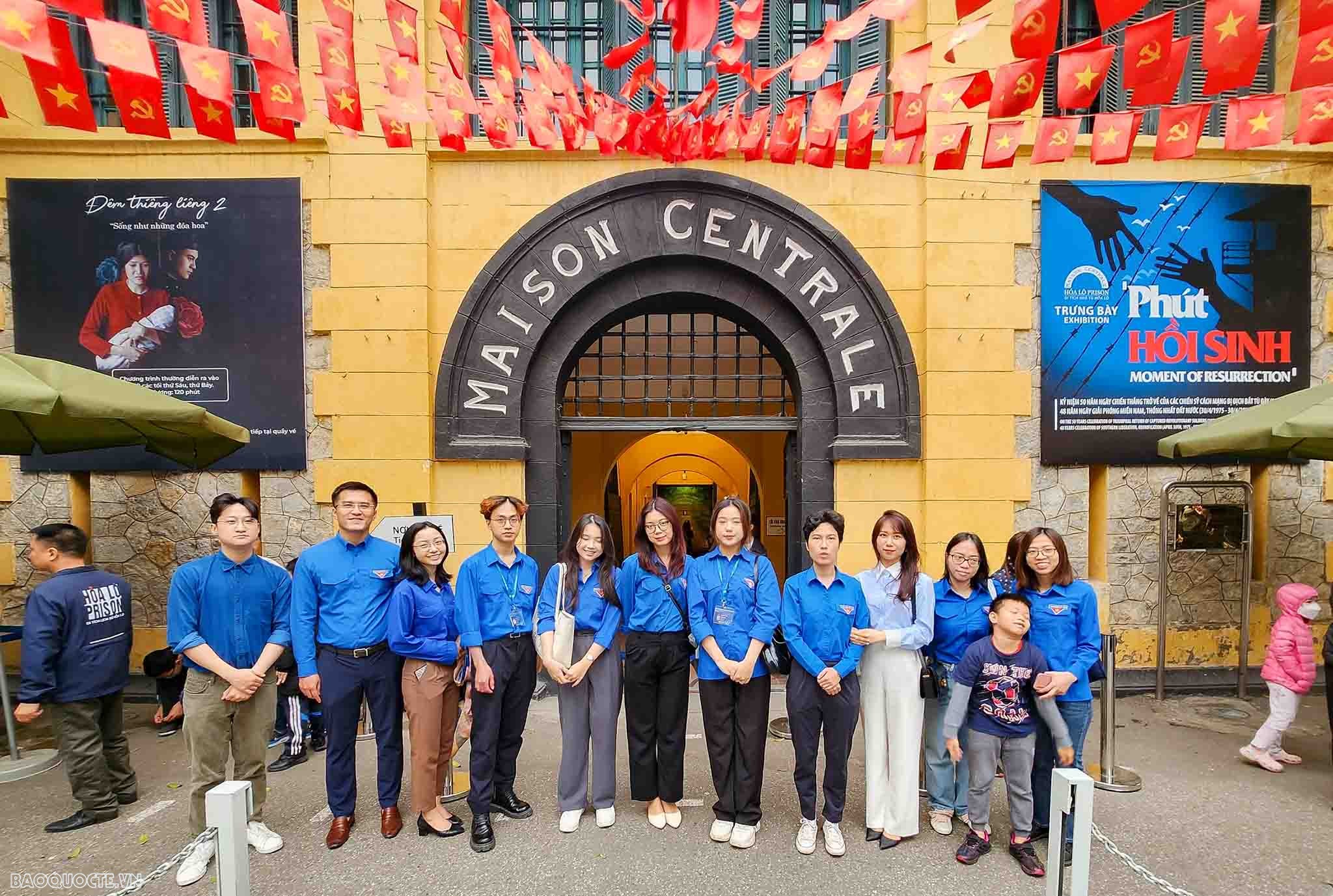 Thanh niên ngoại giao và xúc cảm về chuyến đi thăm Hoả Lò