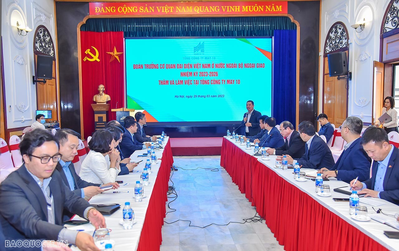 Đoàn Trưởng cơ quan đại diện Việt Nam ở nước ngoài nhiệm kỳ 2023-2026 làm việc tại Tổng công ty May 10