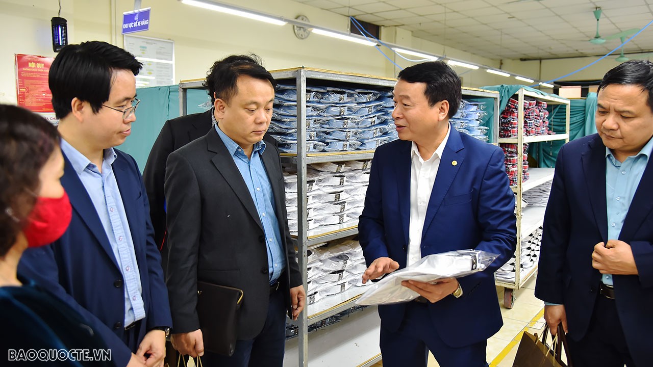 Riêng lĩnh vực thời trang bán lẻ, May 10 hiện có hơn 20 nhãn hiệu các loại, với 60 cửa hàng, trung tâm thời trang và hơn 200 đại lý trên toàn quốc. Với mong muốn mang lại những sản phẩm thời trang đẳng cấp và xu hướng thời trang quốc tế, May 10 luôn nỗ lực hoàn thiện các sản phẩm, dịch vụ của mình.