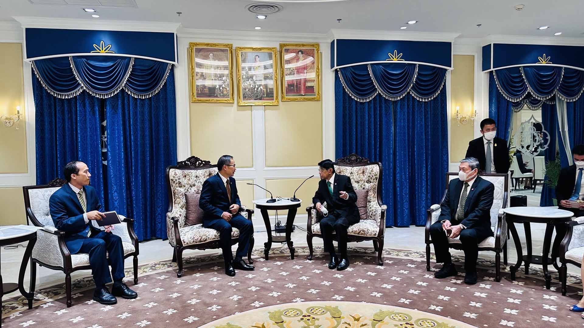 Phó Thủ tướng Thái Lan Wissanu Krea-ngam tiếp thân mật Đại sứ Phan Chí Thành.