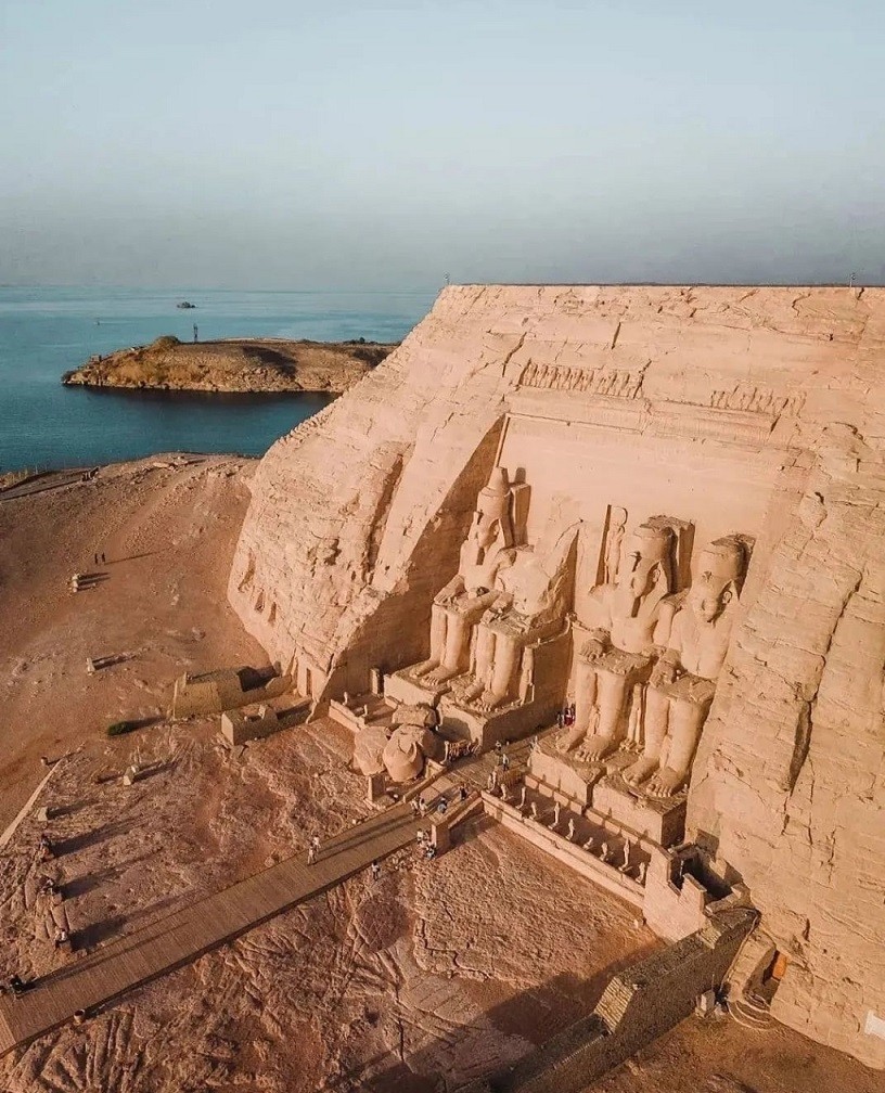 Abu Simbel - khu phức hợp ngôi đền thờ cổ đại được tạc từ đá ở Tây Nam thành phố Aswan - là điểm đến thu hút du khách tại Ai Cập. (Nguồn: travelfreak)