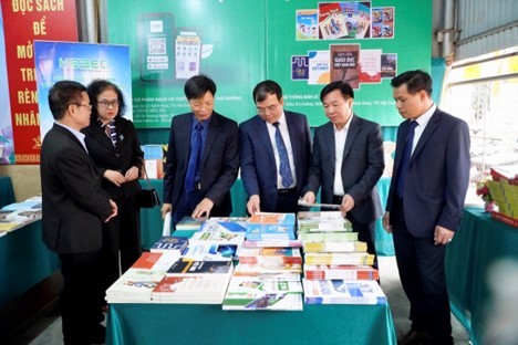 Các đại biểu tham quan gian hàng.