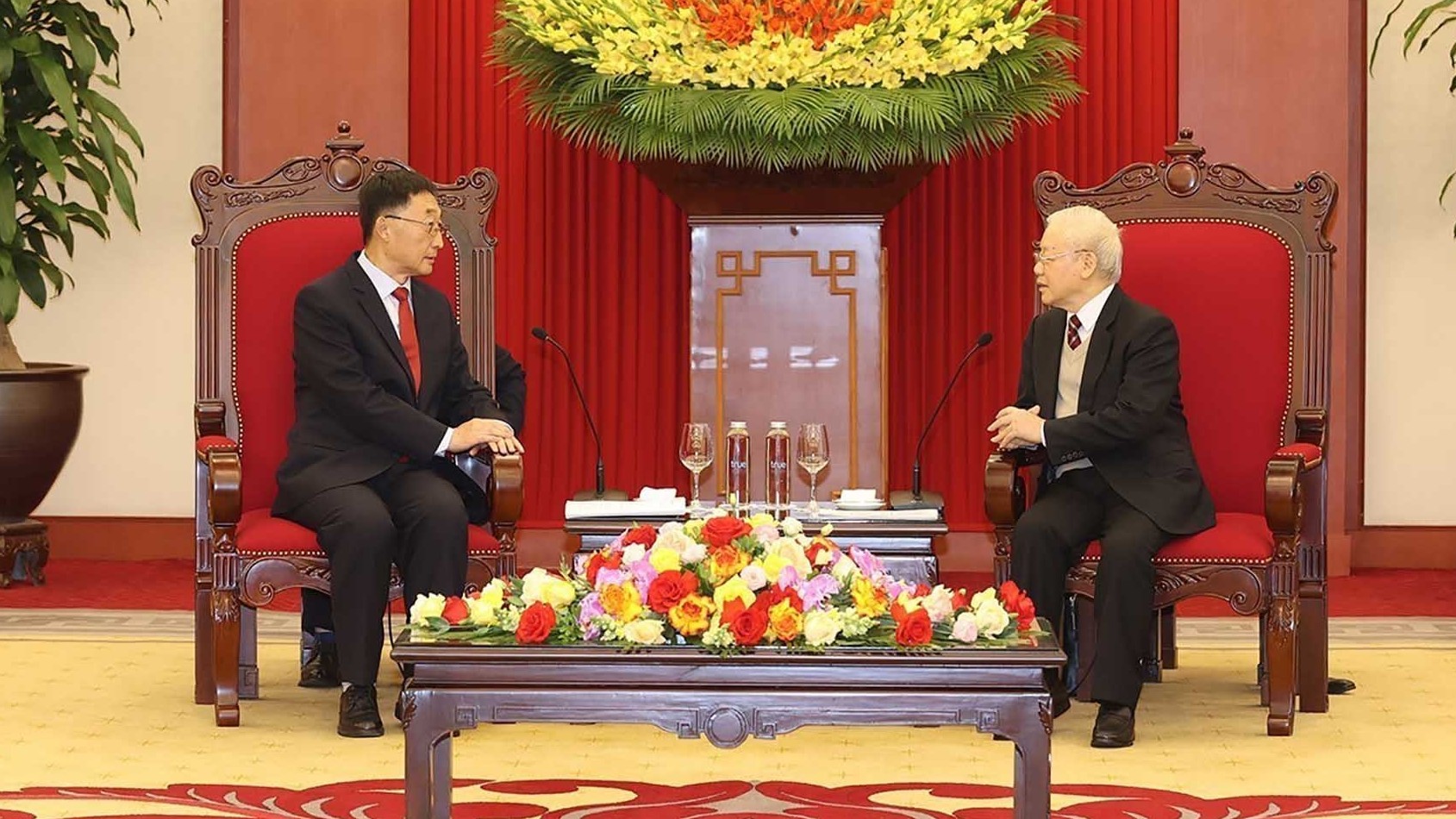 tong bi thu nguyen phu trong tiep bi thu dang uy khu tu tri dan toc choang quang tay trung quoc