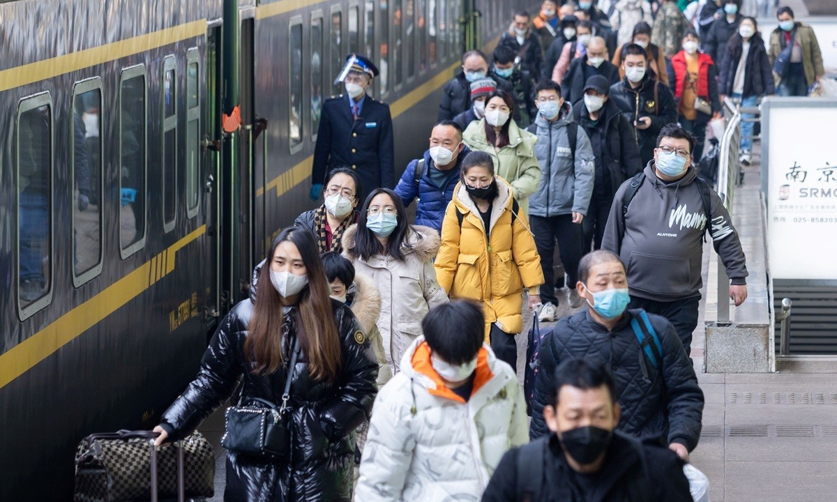 Hành khách chuẩn bị lên tàu tại ga xe lửa Nam Kinh ở tỉnh Giang Tô, Trung Quốc vào ngày 6/1/2023.. (Nguồn: VCG)