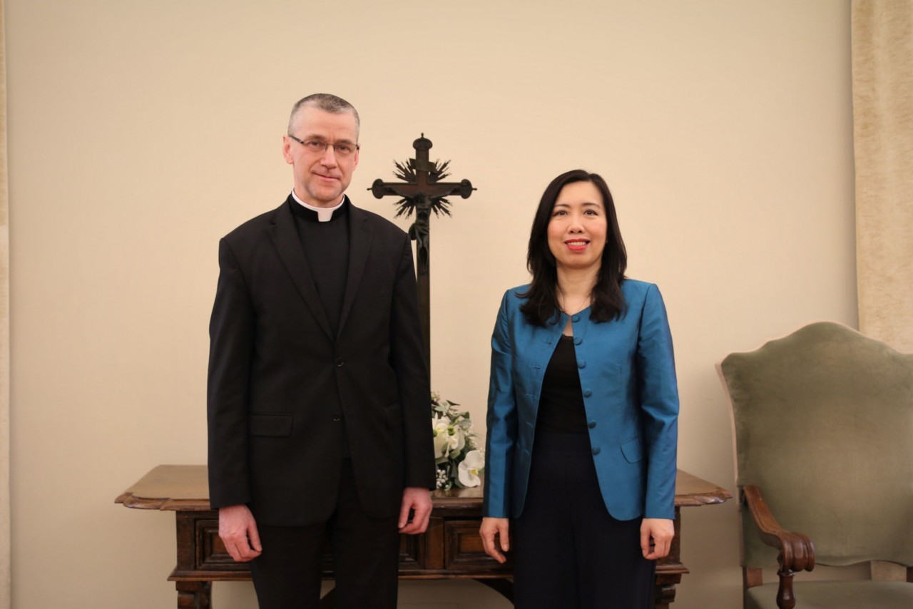 Trưởng đoàn Lê Thị Thu Hằng và Trường đoàn Vatican-Thứ trưởng Ngoại giao Tòa Thánh Miroslaw Wachowski. (Nguồn: TTXVN) Trưởng đoàn Lê Thị Thu Hằng và Trường đoàn Vatican-Thứ trưởng Ngoại giao Tòa Thánh Miroslaw Wachowski. (Nguồn: TTXVN)
