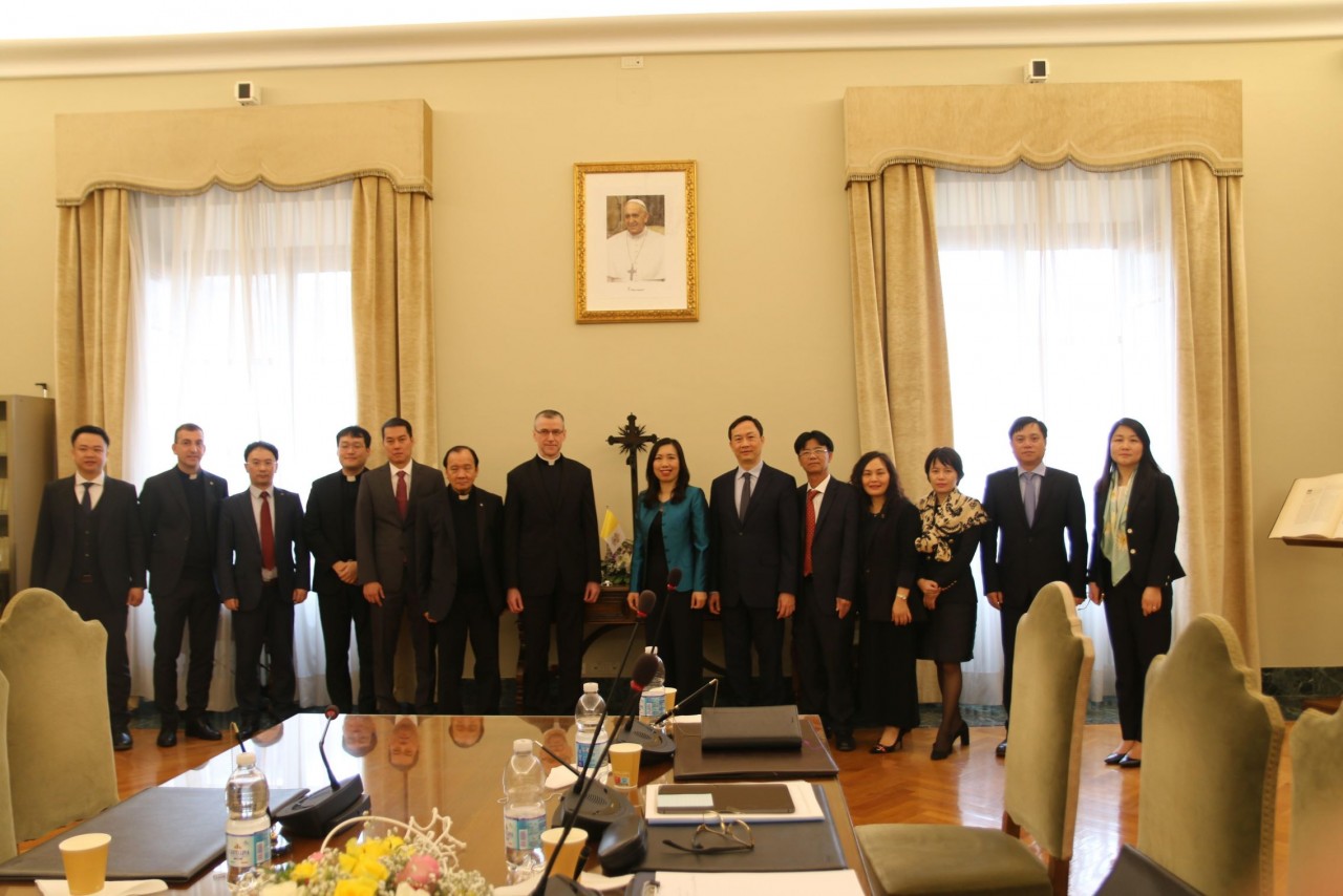 Phái đoàn Việt Nam và Phái đoàn Vatican tham dự cuộc họp vòng X Nhóm công tác hỗn hợp Việt Nam-Vatican. (Nguồn: TTXVN) Phái đoàn Việt Nam và Phái đoàn Vatican tham dự cuộc họp vòng X Nhóm công tác hỗn hợp Việt Nam-Vatican. (Nguồn: TTXVN)