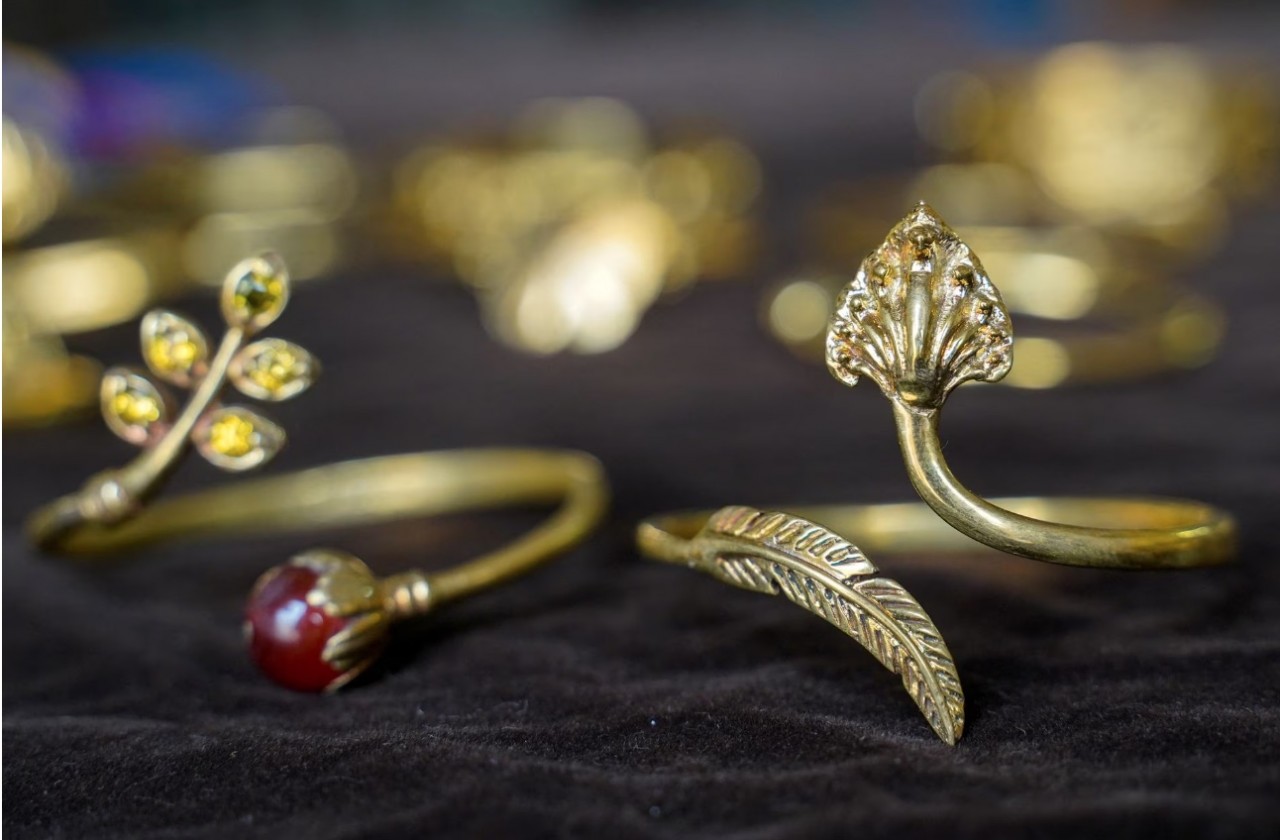 Thợ kim hoàn Campuchia 'hô biến' vỏ đạn thành đồ trang sức độc đáo Campuchia: Thông điệp hòa bình từ thợ kim hoàn 'hô biến' vỏ đạn thành đồ trang sức độc đáo