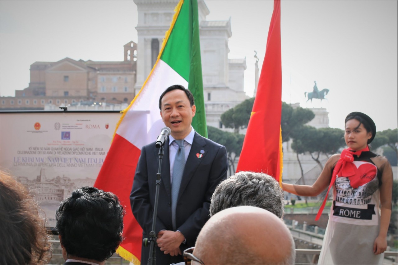Đại sứ Việt Nam tại Italia Dương Hải Hưng phát biểu tại lễ Khai mạc năm Việt Nam-Italia 2023. (Nguồn: TTXVN) Đại sứ Việt Nam tại Italia Dương Hải Hưng phát biểu tại lễ Khai mạc năm Việt Nam-Italia 2023. (Nguồn: TTXVN)