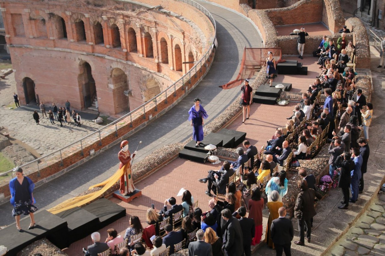 Quang cảnh buổi trình diễn thời trang tại lễ Khai mạc năm Việt Nam-Italia 2023. (Nguồn: TTXVN) Quang cảnh buổi trình diễn thời trang tại lễ Khai mạc năm Việt Nam-Italia 2023. (Nguồn: TTXVN)