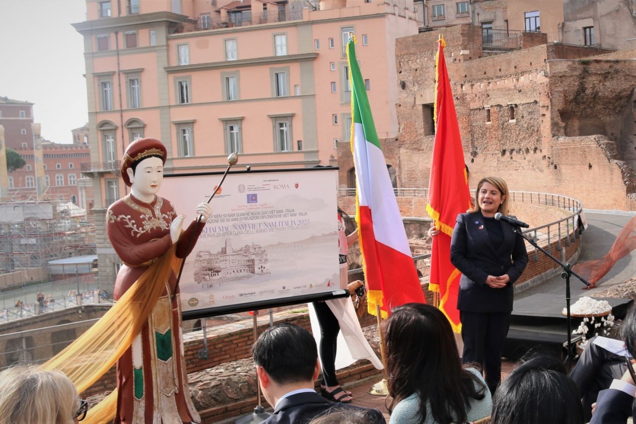 Thứ trưởng Ngoại giao Italia Maria Tripodi phát biểu tại lễ Khai mạc năm Việt Nam-Italia 2023. (Nguồn: TTXVN) Thứ trưởng Ngoại giao Italia Maria Tripodi phát biểu tại lễ Khai mạc năm Việt Nam-Italia 2023. (Nguồn: TTXVN)